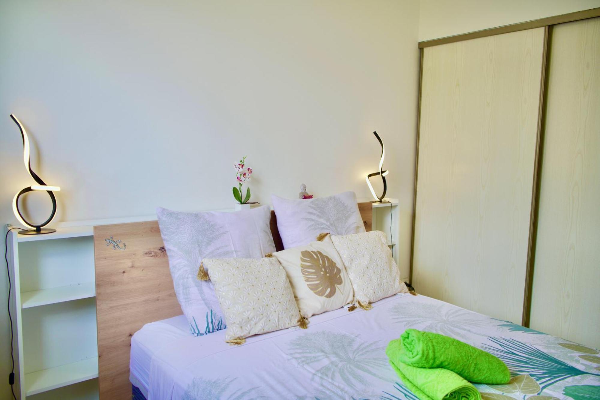 Les Balcons Du Theatre Apartment แซ็งต์-จีลส์-เลส์-แบ็งส์ ภายนอก รูปภาพ